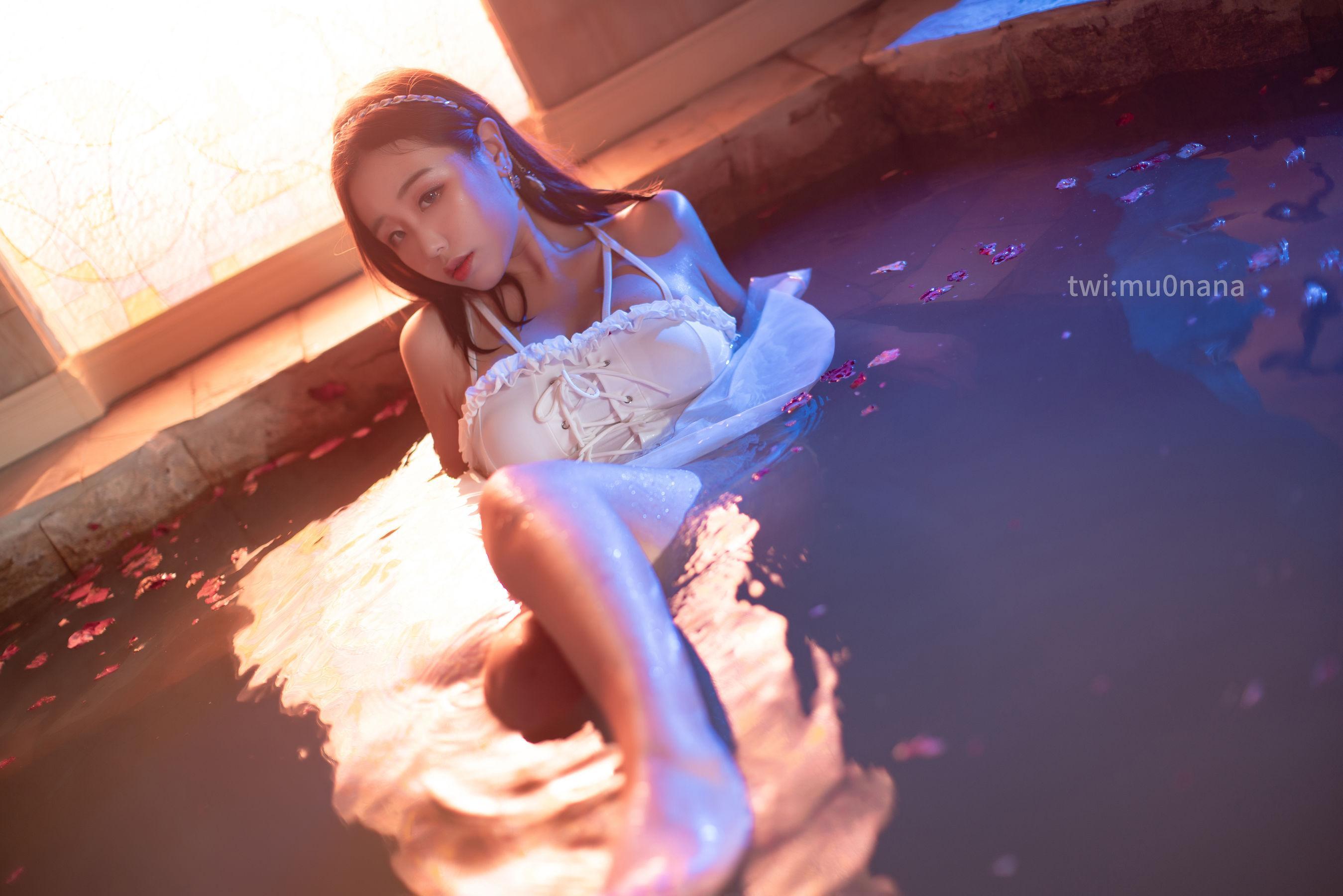 [网红COSER] 动漫博主穆零Mu0 – 温泉 倒影(49)