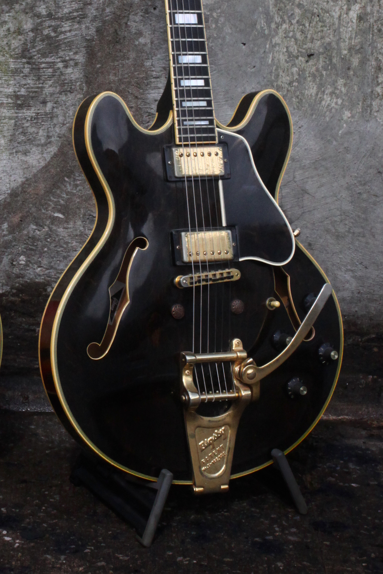Gibson ES-335: Bigsby or No Bigsby? | The Gear Page