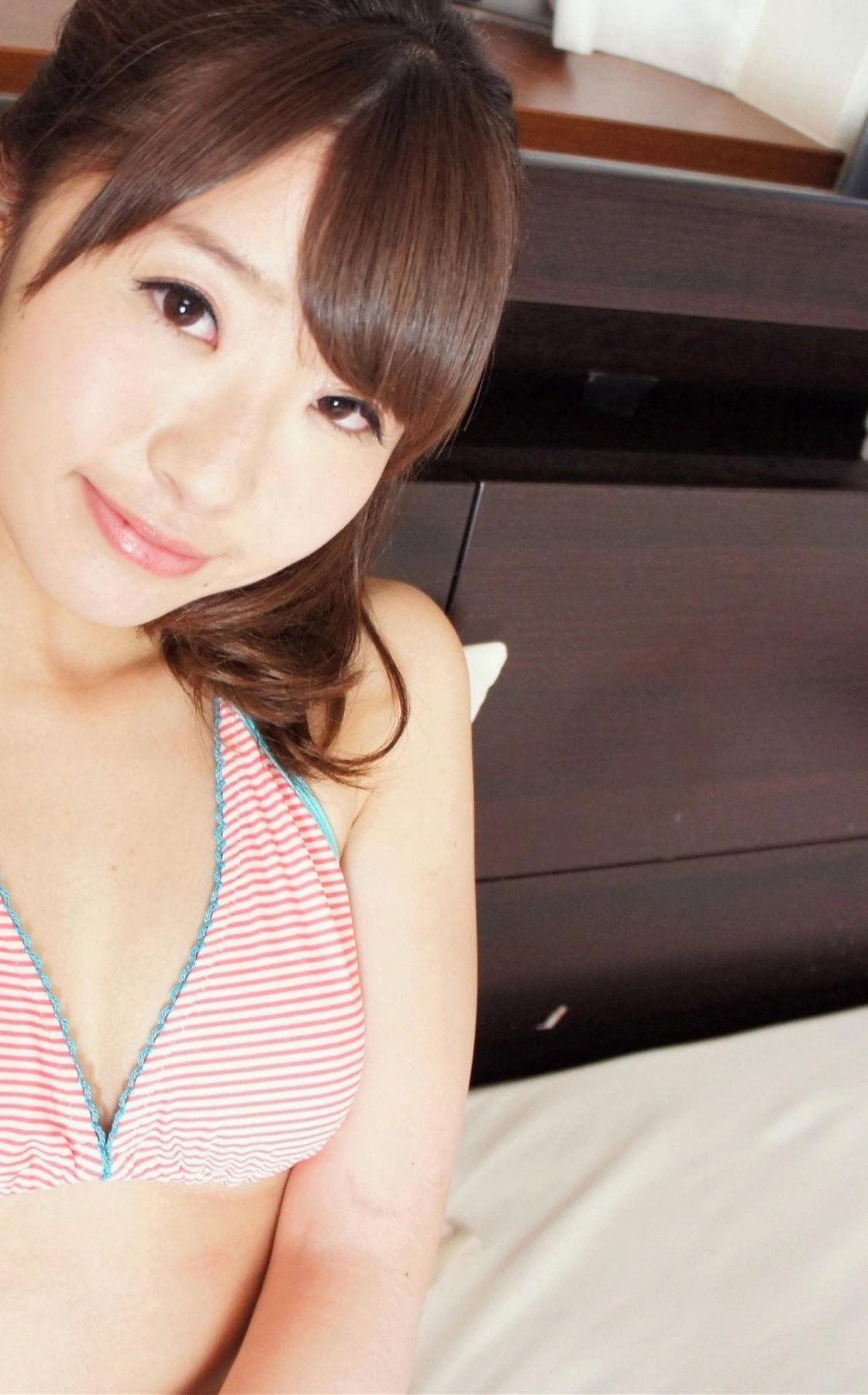 Saki Hatsumi 初美沙希, 激ヤバ写真集 「ロリ顔ドスケベ幼妻 欲求不満な幼妻の止まらない肉欲…」(32)