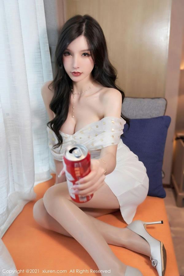 娇俏美女周于希不胜酒意成醉酒蝴蝶双眼迷离(23)