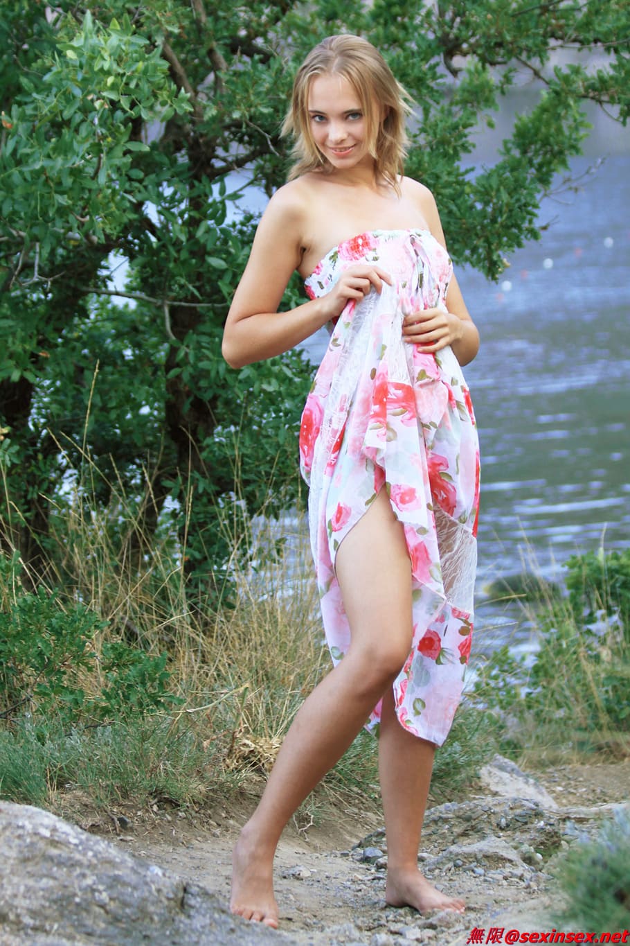 Rubia hermosa y caliente se desnuda al aire libre
