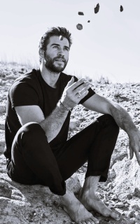 Liam Hemsworth EUXi85j2_o