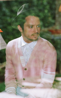 Elijah Wood S1hovOQh_o