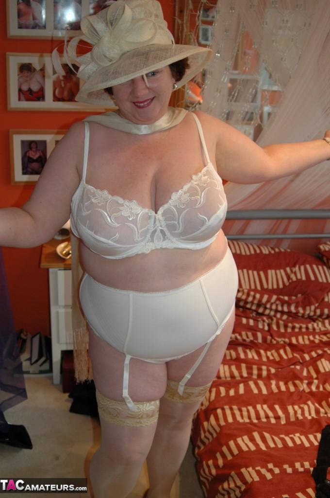 British BBW Chris 44g dons a big hat in her underthings and nylons(17)