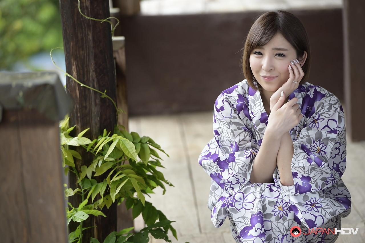 Japanese beauty Runa Hagawa frees her firm tits from a kimono(4)