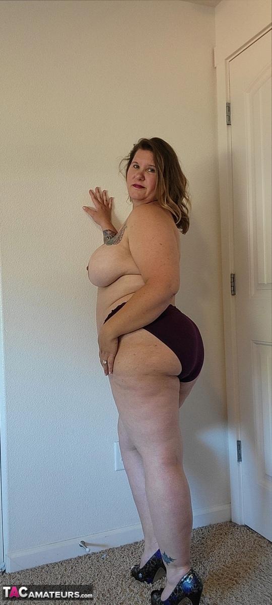 Obese amateur Busty Kris Ann strips down to her high-heeled shoes(12)