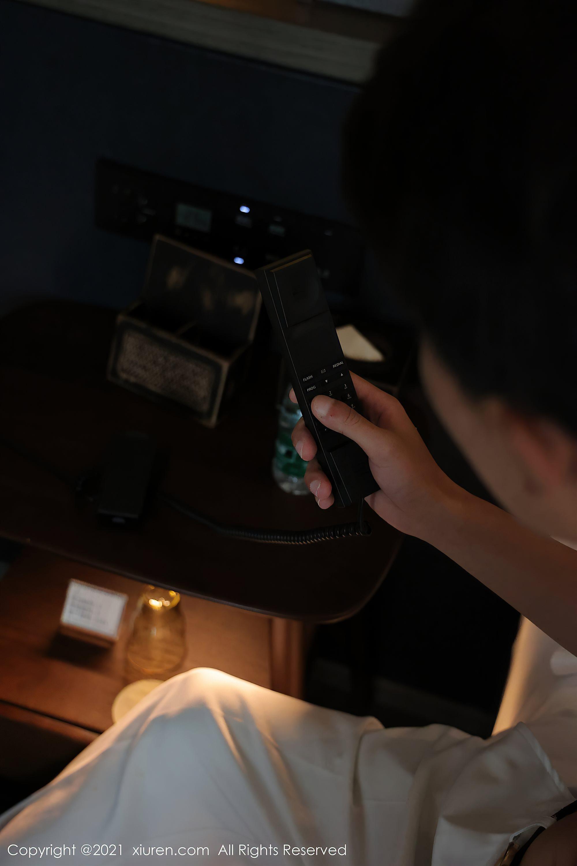 [XiuRen秀人网]No.3605 模特美七Mia酒店剧情主题半脱露缕空情趣内衣惹火诱惑写真(1)