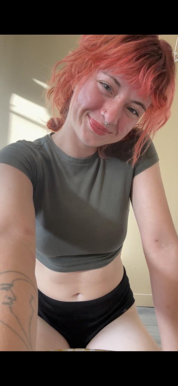 Cute OnlyFans girl with a nose piercing Abby shows her big booty in a solo(2)