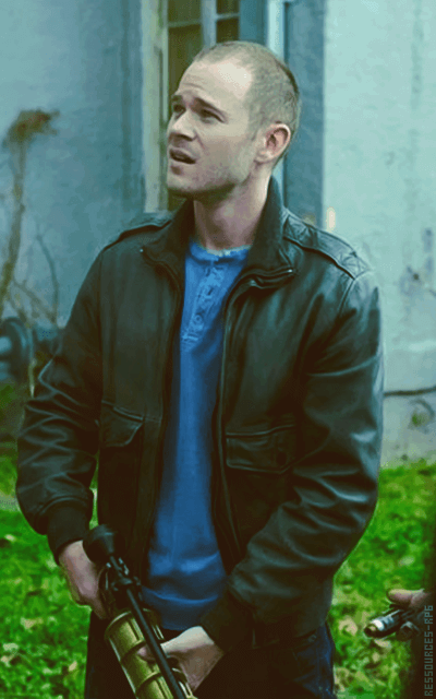 Aaron Ashmore QTB31dPu_o