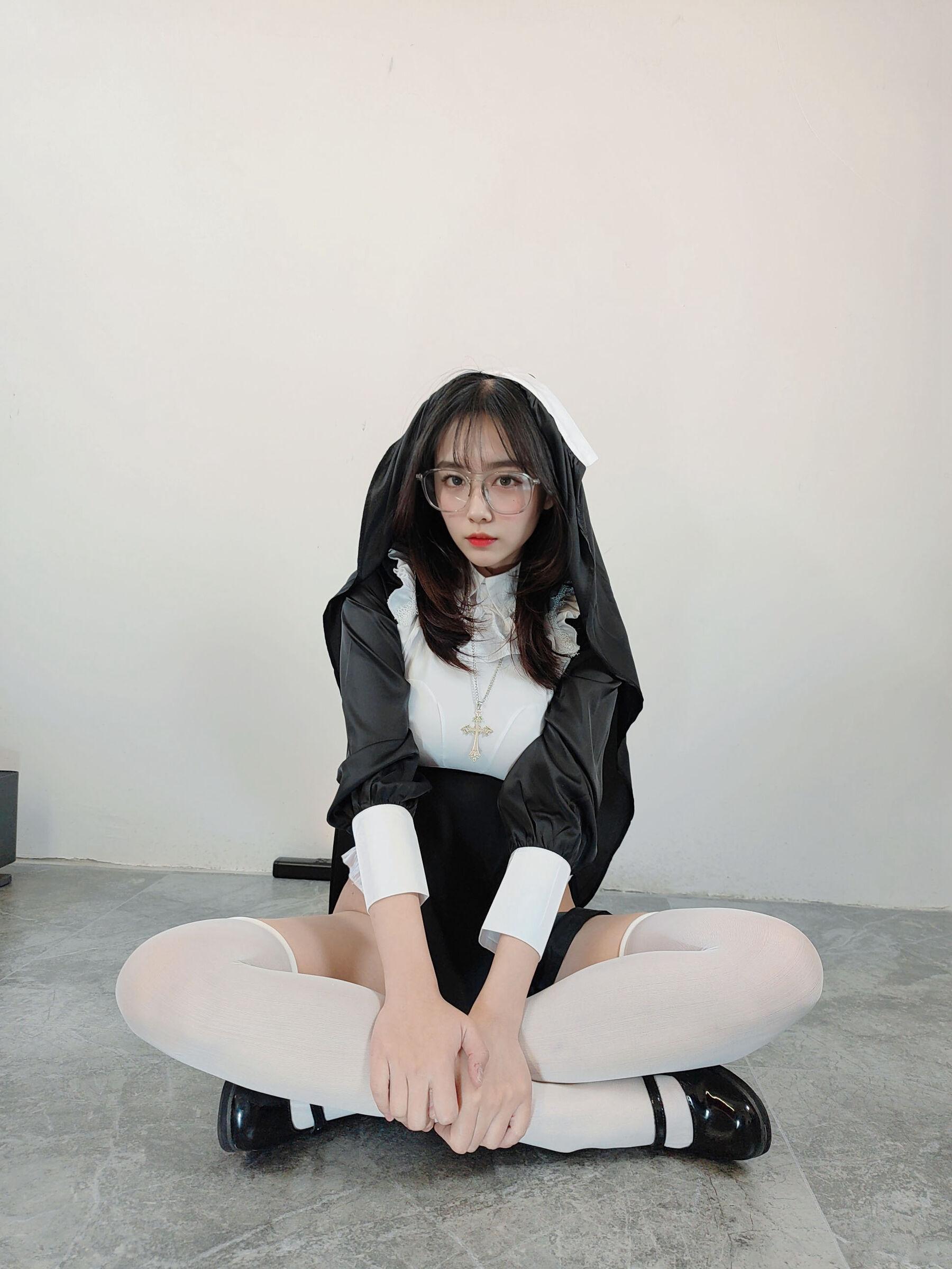 国模套图 Ceason Photography《修女服》(15)