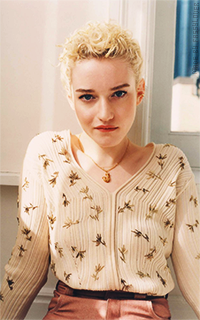 Julia Garner 8ugIytvA_o