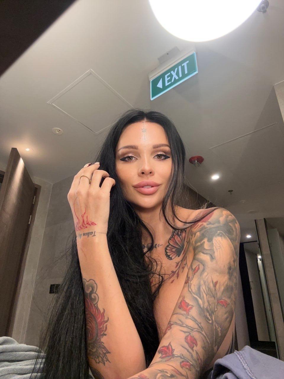 Inked OnlyFans hottie Sunny Free showing off her killer curves in a solo(7)