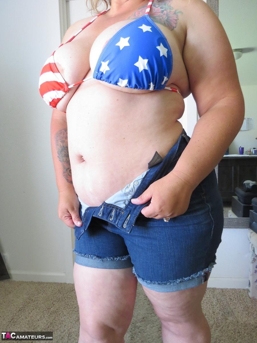 Fat amateur Busty Kris Ann licks a nipple after removing her bikini(4)