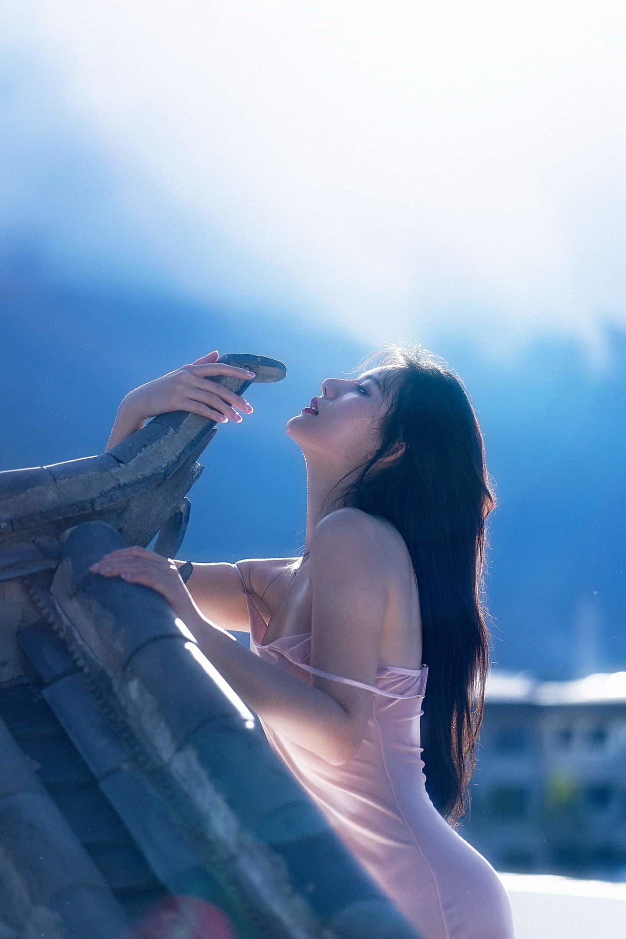 Последняя утечка информации показывает, что молодая модель суперпопулярного Ван Дуна А'Чжу выставлена ​​напоказ для фотосессии на крыше: у нее сексуальная грудь и стройная фигура.