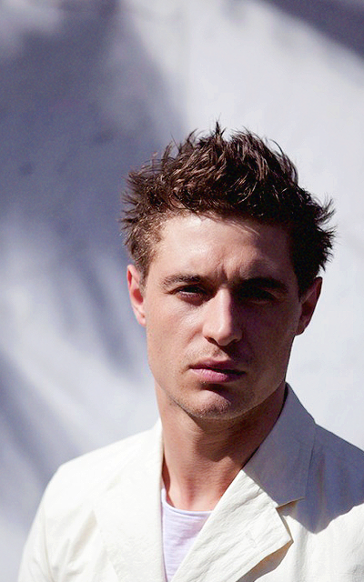 Max Irons YunPRZke_o