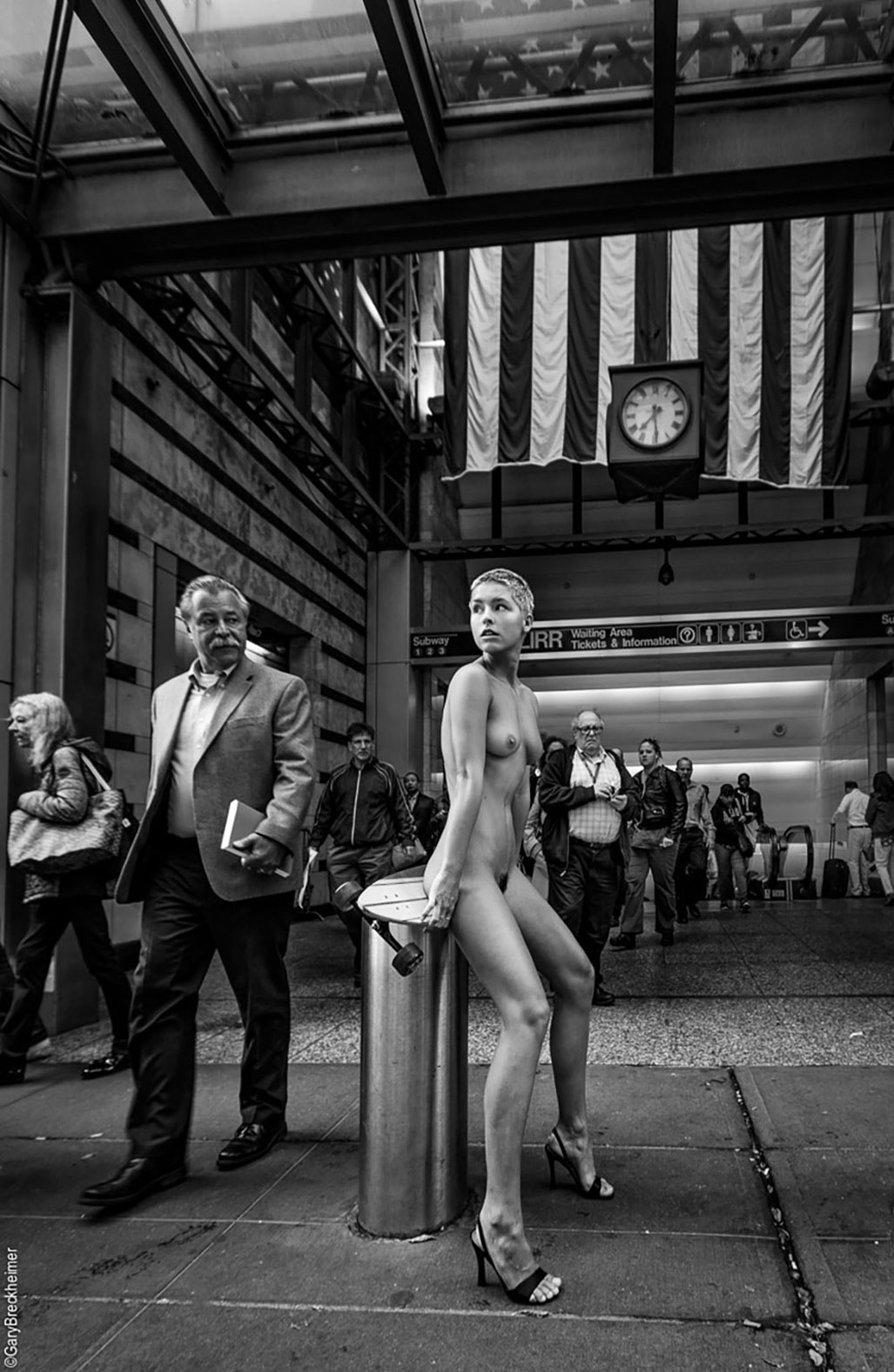 Голая Мариса Папен на скейте на улицах Нью-Йорка / Marisa Papen Boarding through the Streets of New York by Gary Breckheimer Голая Мариса Папен на скейте на улицах Нью-Йорка / Marisa Papen Boarding through the Streets of New York by Gary Breckheimer