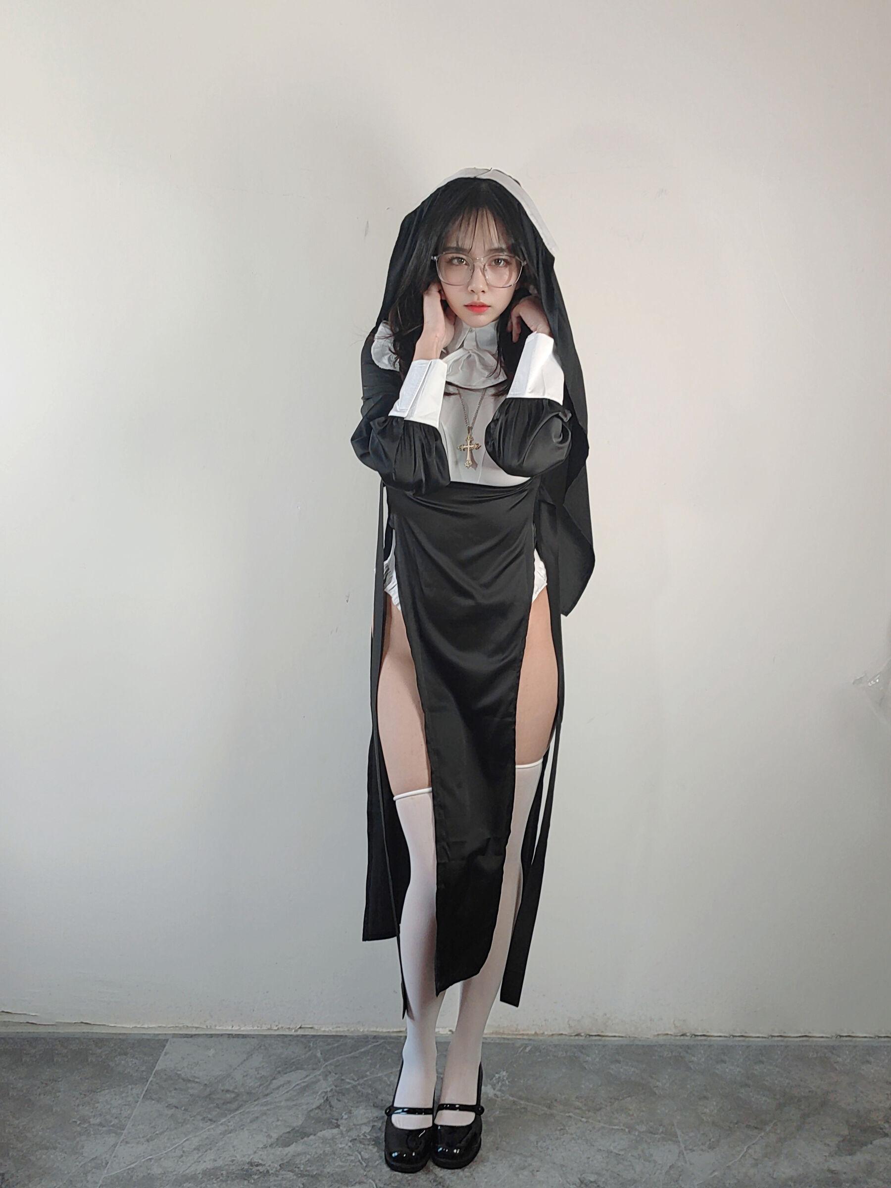 国模套图 Ceason Photography《修女服》(5)