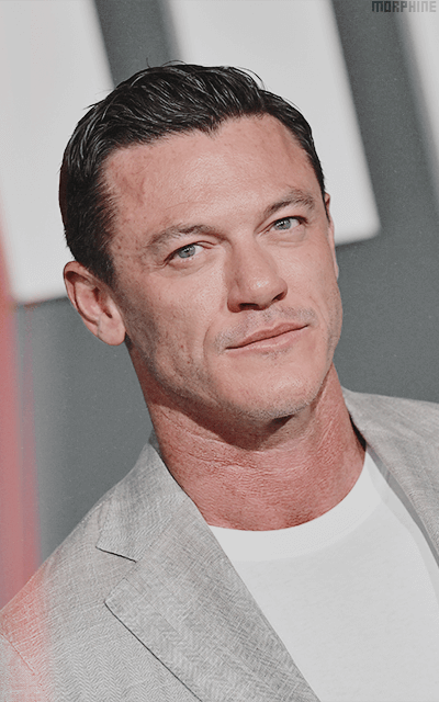 Luke Evans - Page 11 GGGYPorf_o