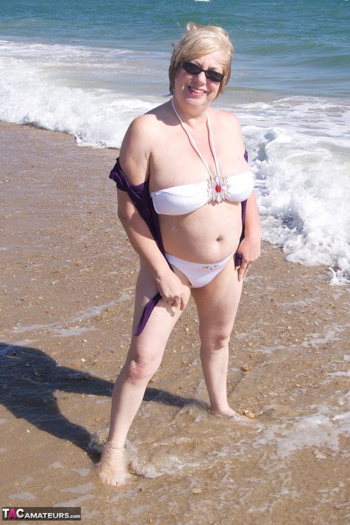 Mature amateur Speedy Bee gets naked in shades on a British beach(3)