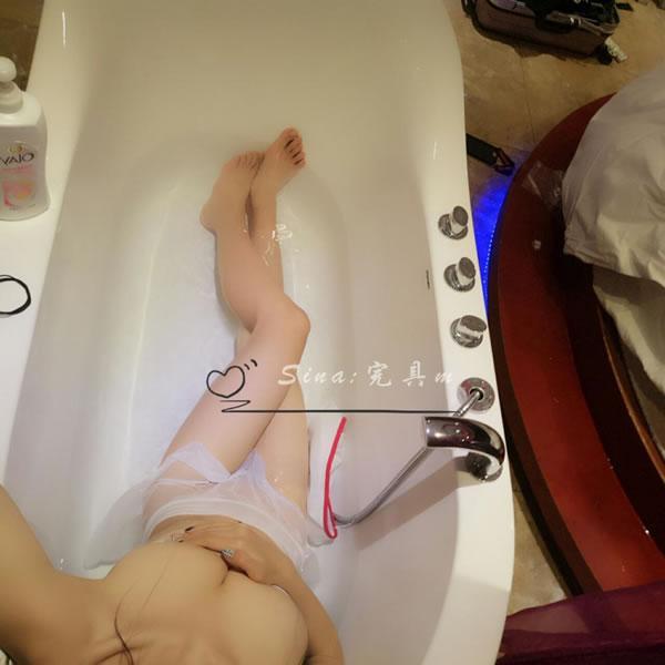 微博嫩妹完具少女w一层薄纱湿身浴大胆写真(1)