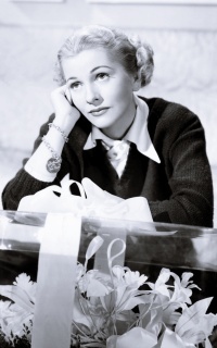 Joan Fontaine EhIeWzFx_o