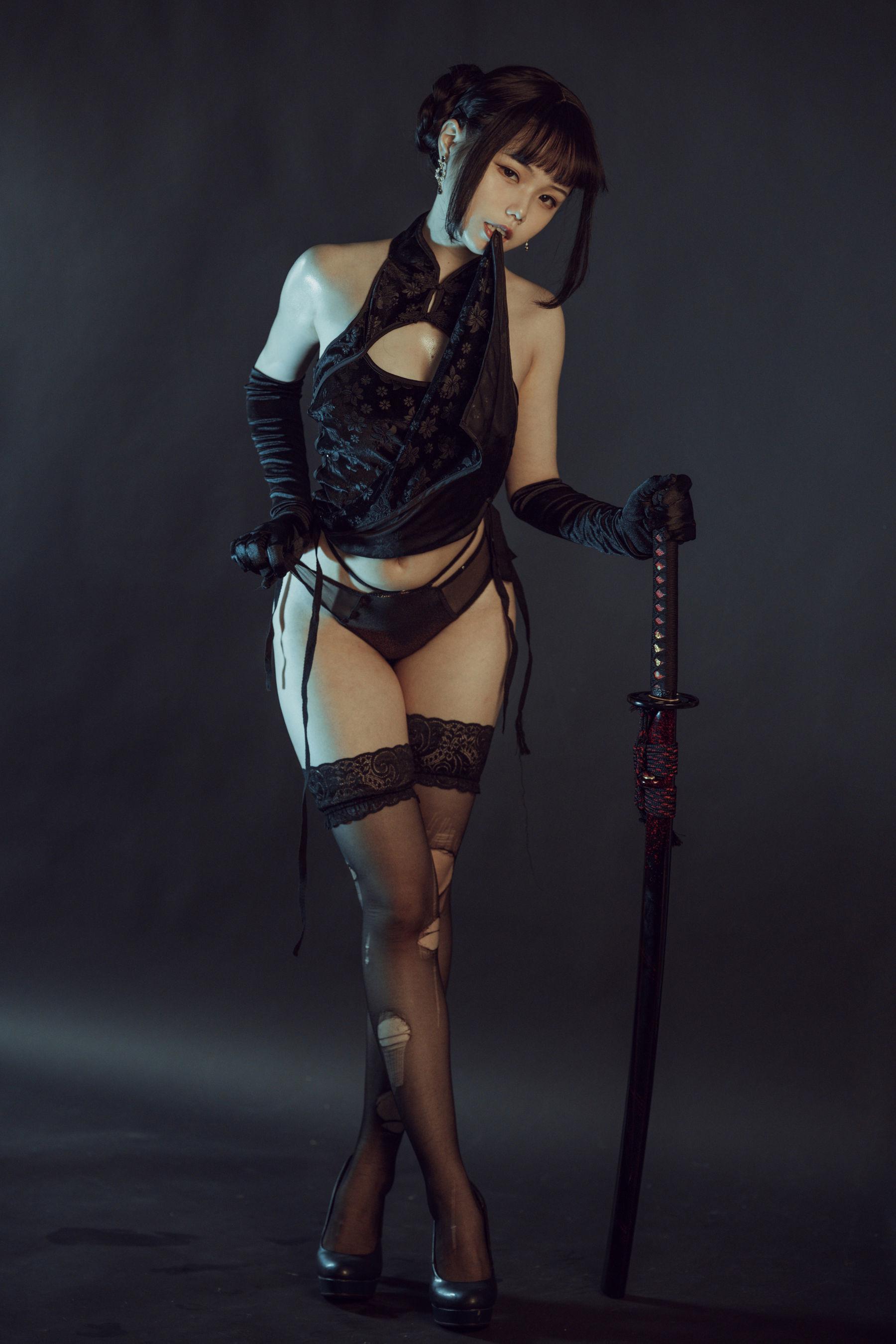 [网红COSER] 七月喵子 – 黑旗袍 写真集(11)