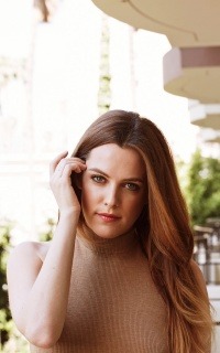 Riley Keough - Page 2 KzK0159E_o