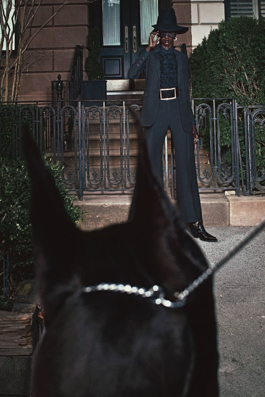 Черная дама с большой собачкой / Anok Yai by Steven Klein Черная дама с большой собачкой / Anok Yai by Steven Klein