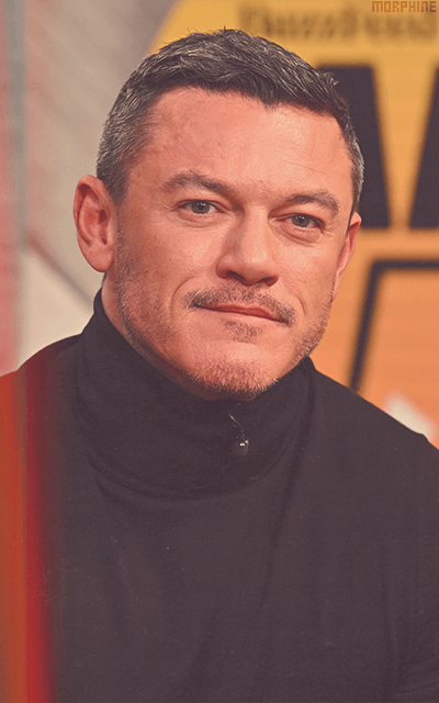 Luke Evans - Page 11 PdWuOzBc_o