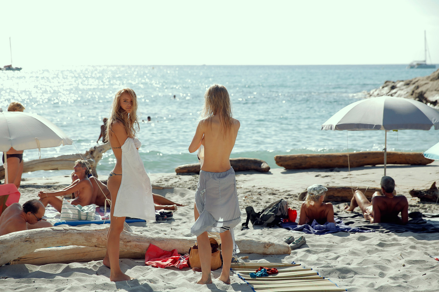 На пляжах Сен-Тропе / Maya Stepper and Clara Rosager on Saint-Tropez beach by Cameron Hammond На пляжах Сен-Тропе / Maya Stepper and Clara Rosager on Saint-Tropez beach by Cameron Hammond