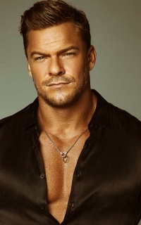 Alan Ritchson L3NhgXtR_o