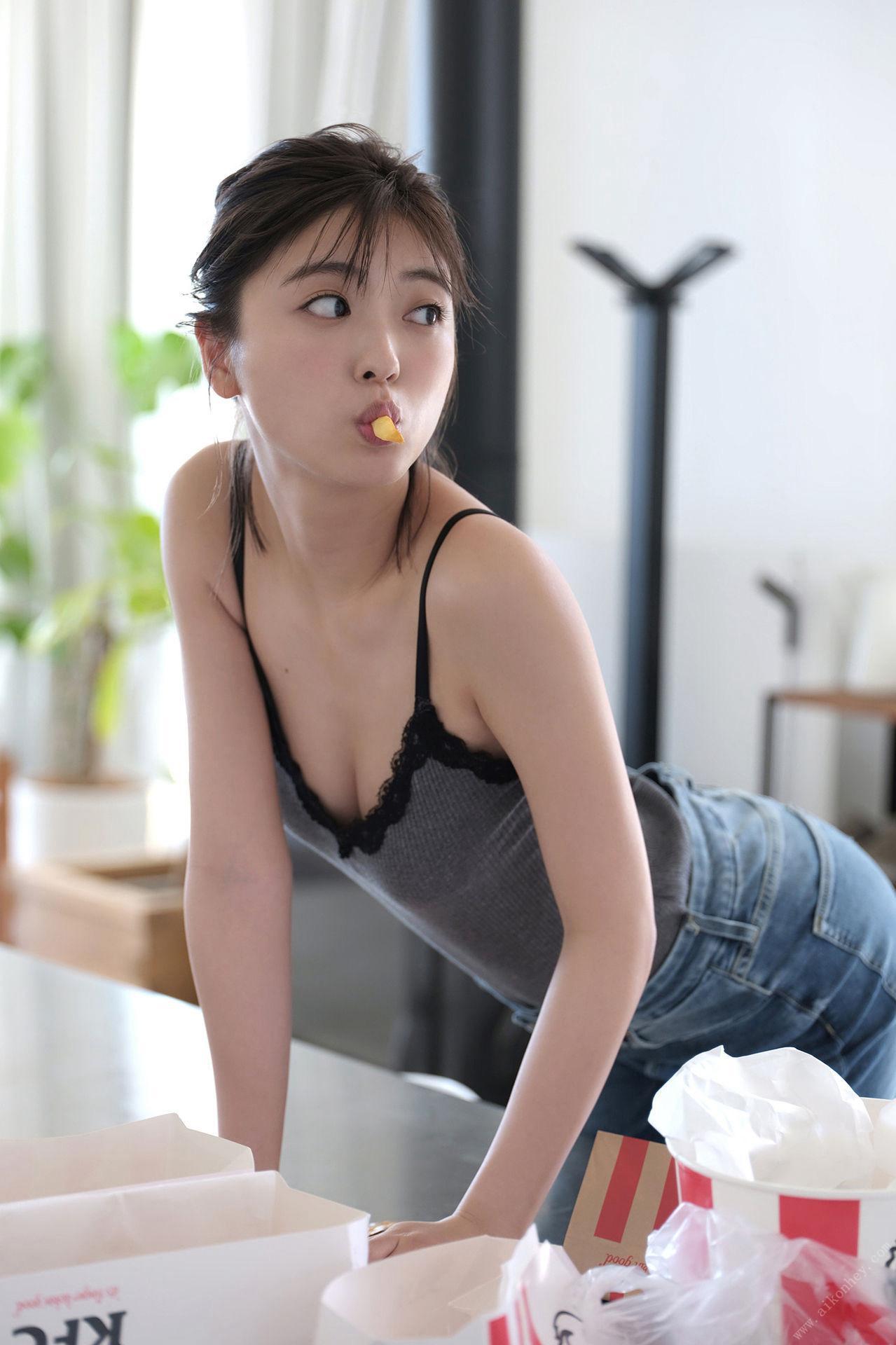 Mio Kudo 工藤美桜, ＦＲＩＤＡＹデジタル写真集 「輝きながら……」 Set.01(25)