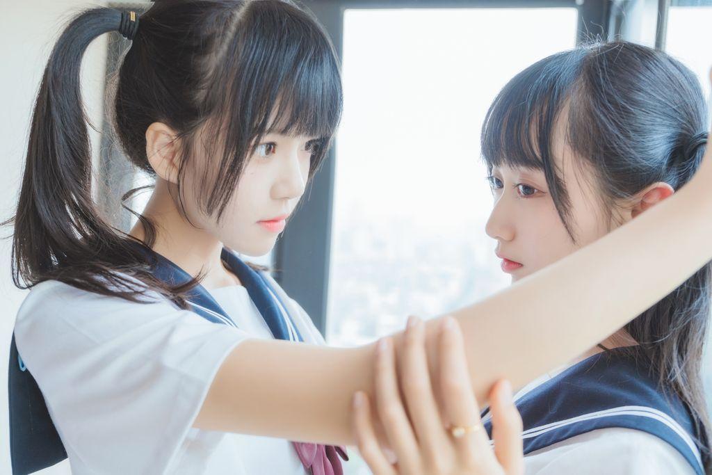 Coser @ 桜 桃 喵 Vol.047: 制服 双子 (38 photos)(4)