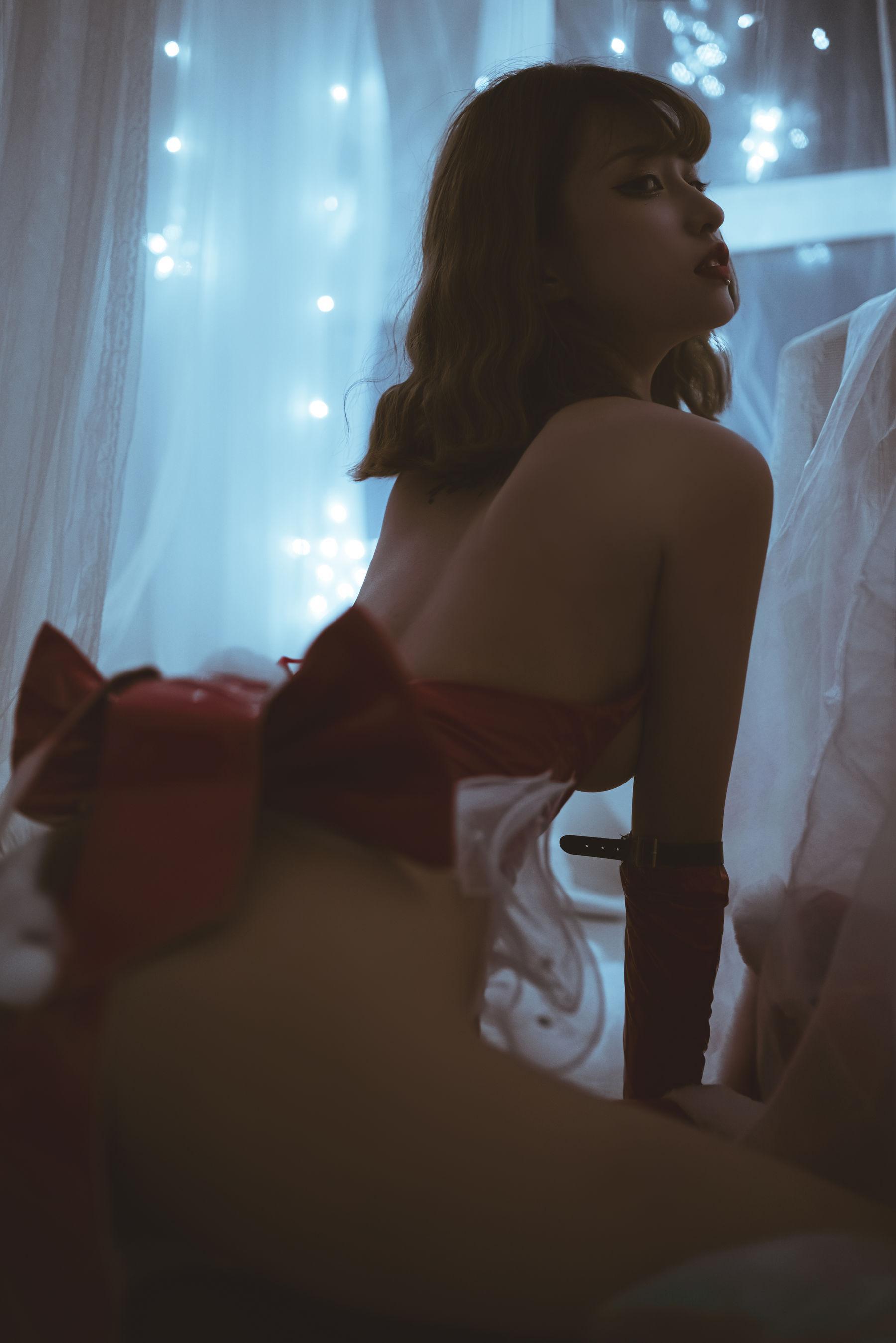 [网红COSER写真] 妹抖青 – 雪夜锦礼 套图(20)