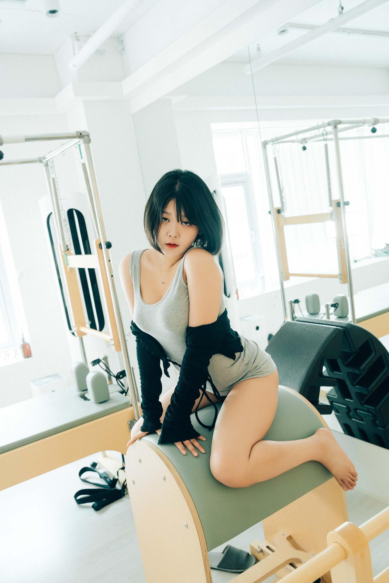 ZIA.Kwon 권지아, Haivia Photobook ‘Oily’ Set.01(3)