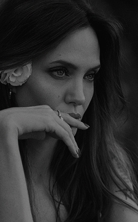 Angelina Jolie QJT3hwEL_o