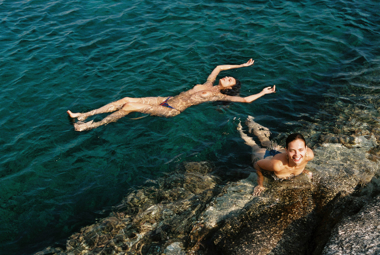 Moa Aberg and Victoria Germyn by Cameron Hammond / Sommer Swim / A Myconian Vacation 2019 collection Moa Aberg and Victoria Germyn by Cameron Hammond / Sommer Swim / A Myconian Vacation 2019 collection