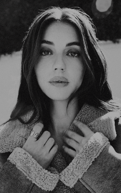 Adelaide Kane QlEfAgbc_o