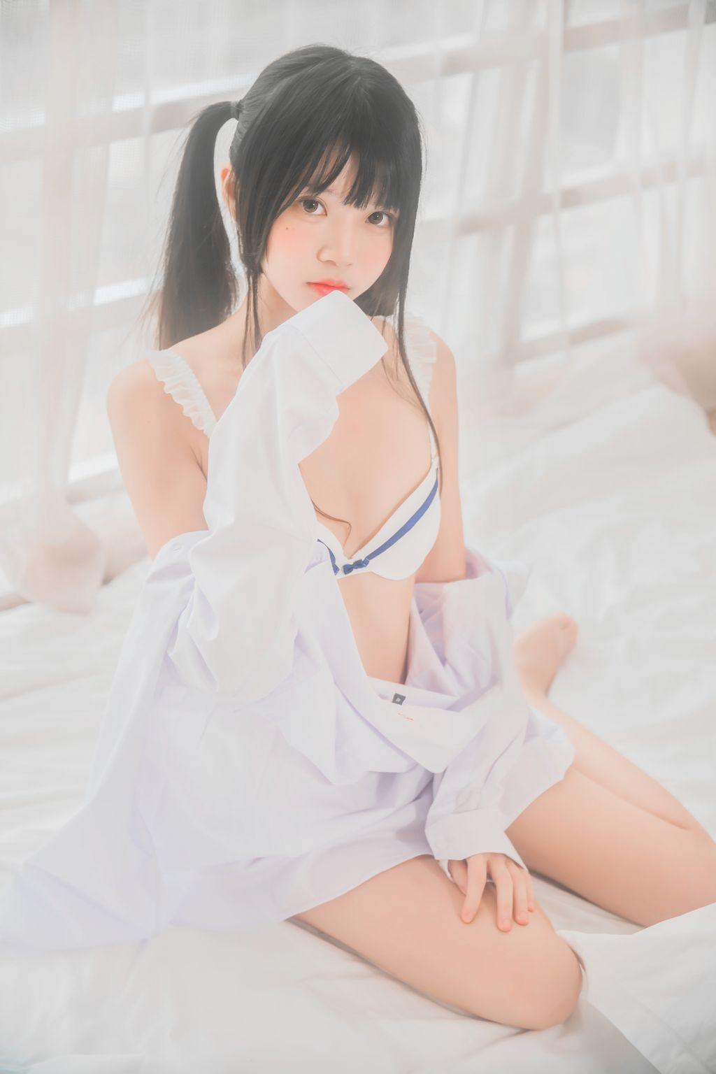 Coser @ 桜 桃 喵 Vol.073: 白 衬衫 双 马尾 (47 photos)(35)