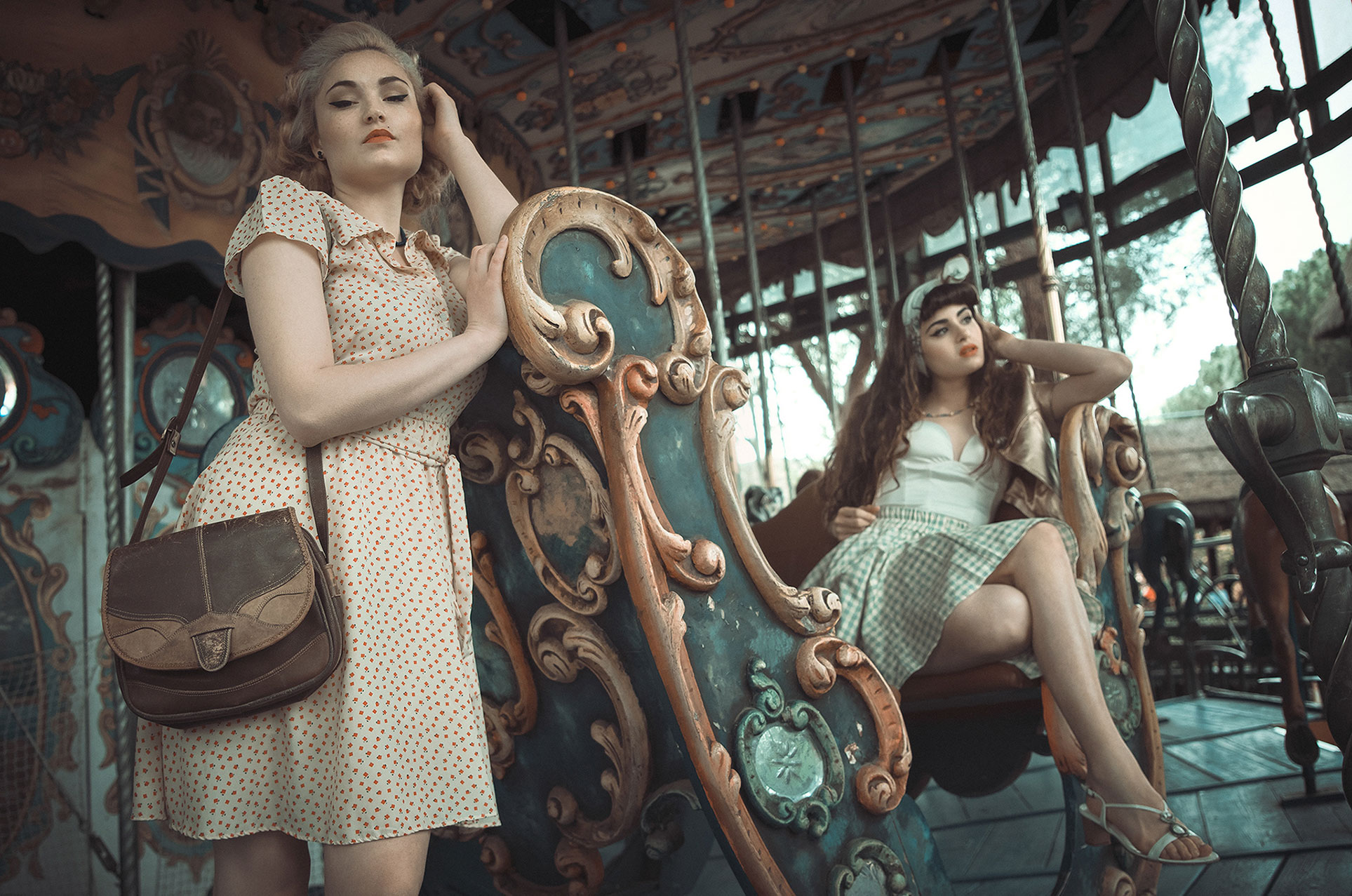 Elsa Illari, Ana del Portillo by Rebeca Saray Девушки отдыхают в парке развлечений в стиле 1950-х годов / фото 01