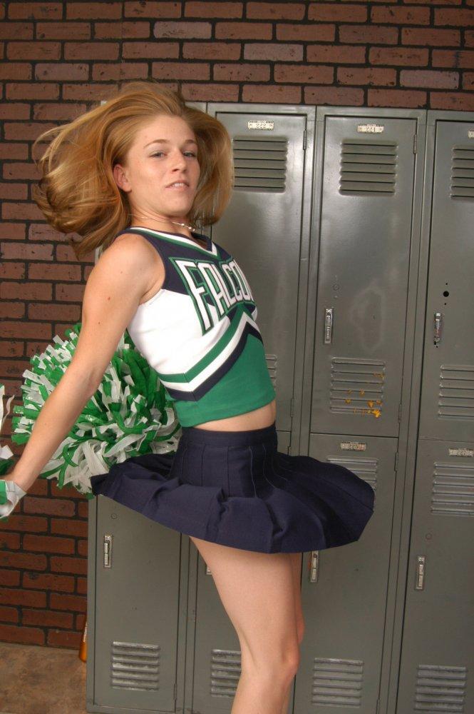 Teen cheerleader gets totally naked in front of change room lockers(2)