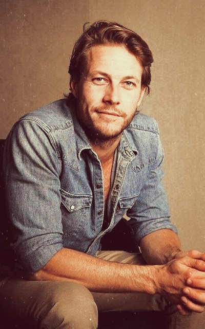 Luke Bracey FWOGSN9S_o