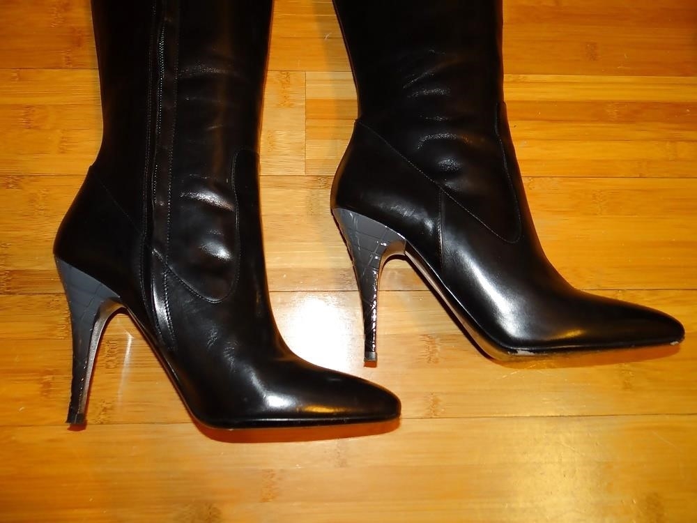 Black burberry rain boots-2092