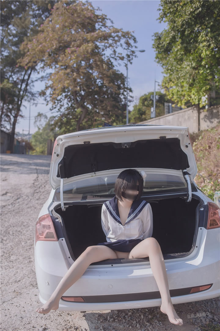 Internet celebrity beauty Youbao three years old-kidnapped JK plug into the trunk without holy light human body photo 2 9