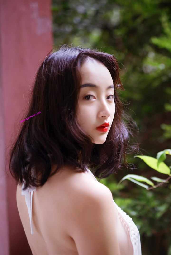 Fresh and refined female model lily exposes beautiful fairy 10