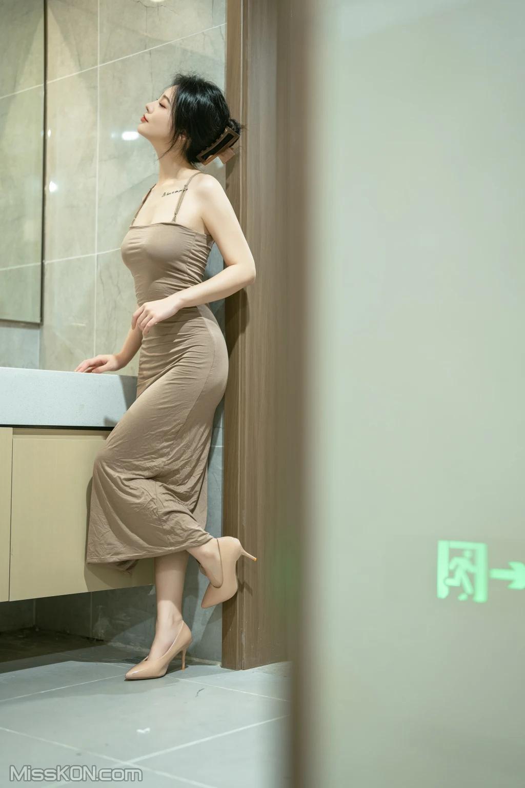 Coser@桃良阿宅: 吊带裙(公共厕所) (75 photos)(3)
