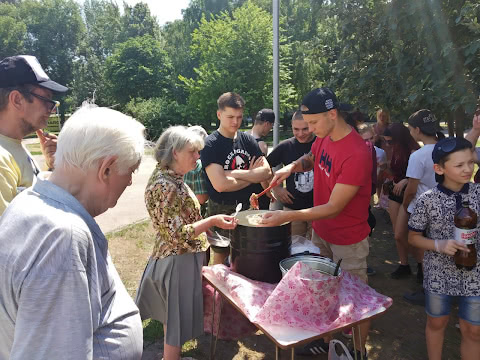 Пенсионерке накладывают окрошку