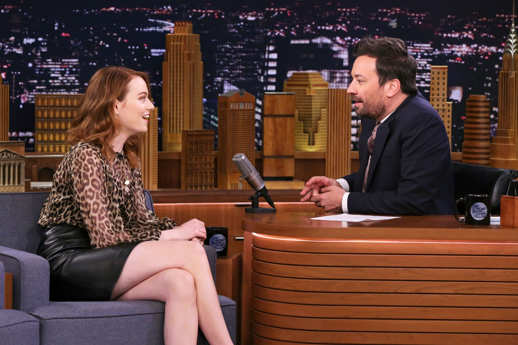 The tonight show. Emma Stone Jimmy Fallon. The Tonight show starring Jimmy Fallon. Эмма Стоун у Джимми Феллона. Чарли на шоу Джимми Фэллона.