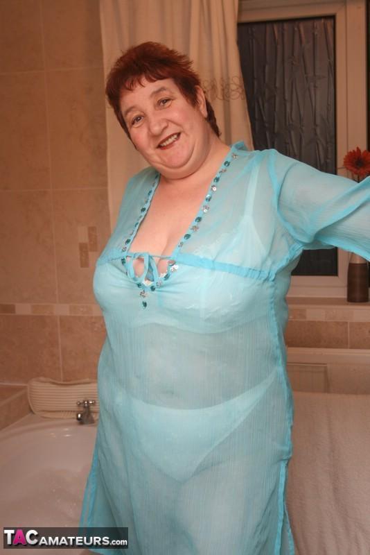 Redhead nan Kinky Carol parks her fat figure in a tub while fully clothed(1)