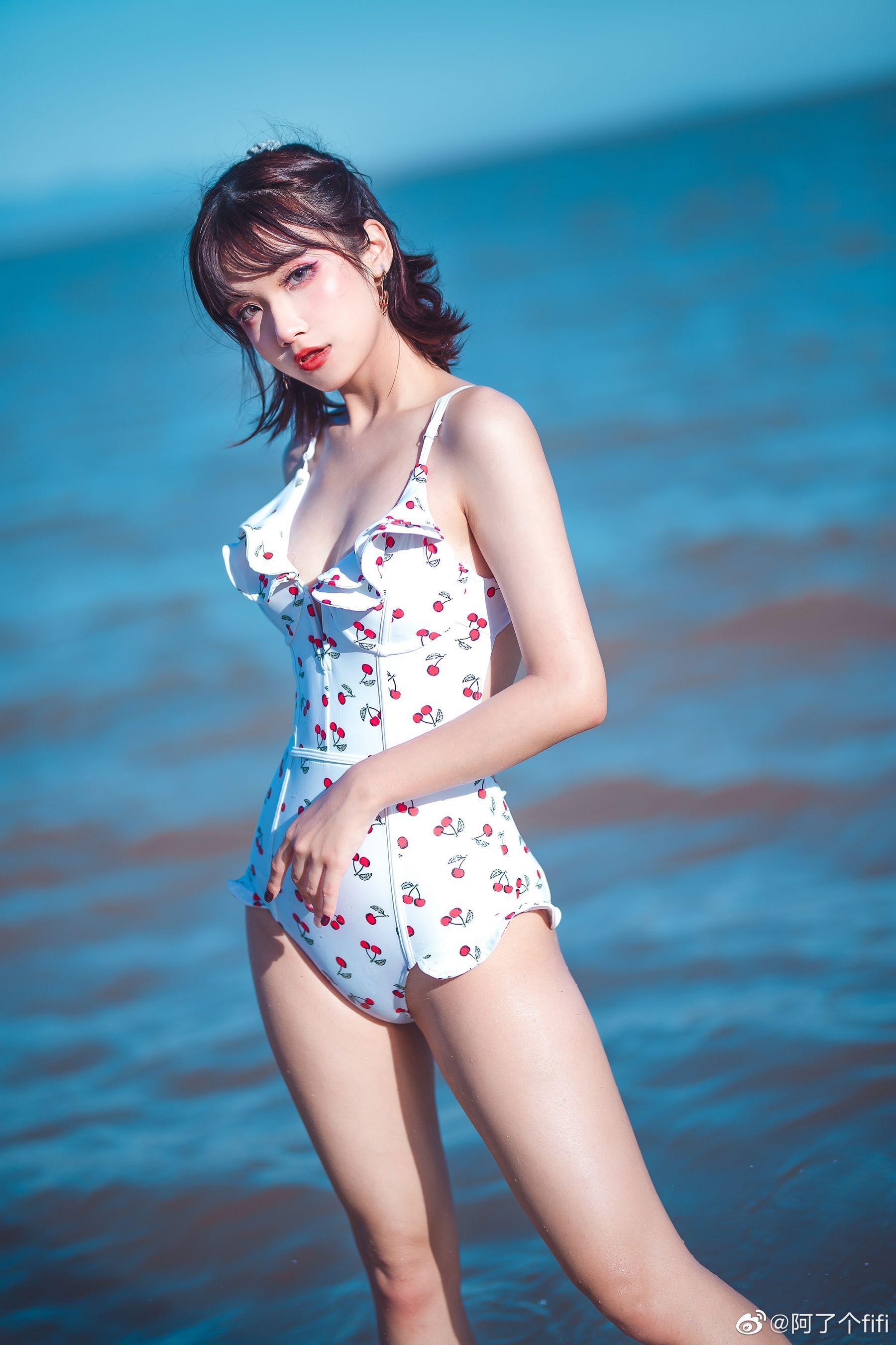 [COS福利] 动漫博主阿了个fifi – 夏天泳装 写真套图(5)